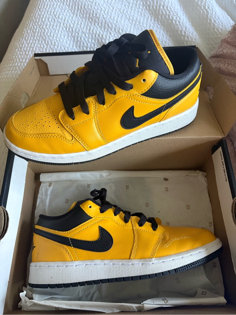 Jordan Air Jordan 1 Low (GS) in University Gold, Black & White
